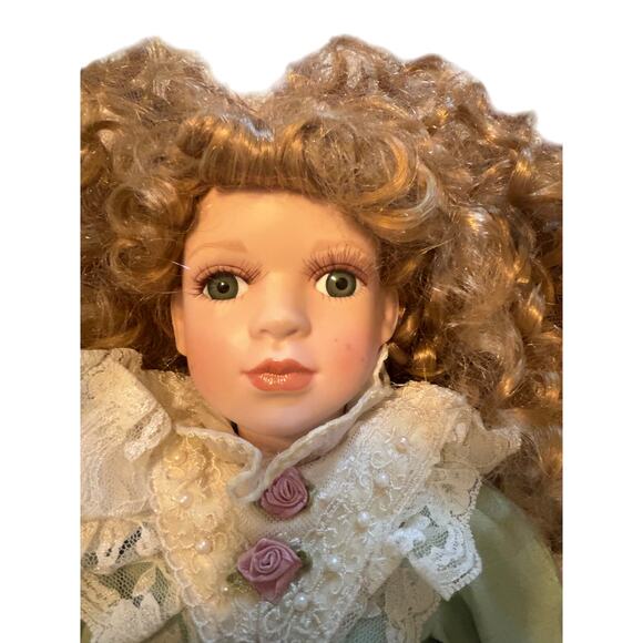 Vintage Seymour Mann Curly Haired Porcelain Doll Connoisseur Doll Collection - Picture 3 of 5